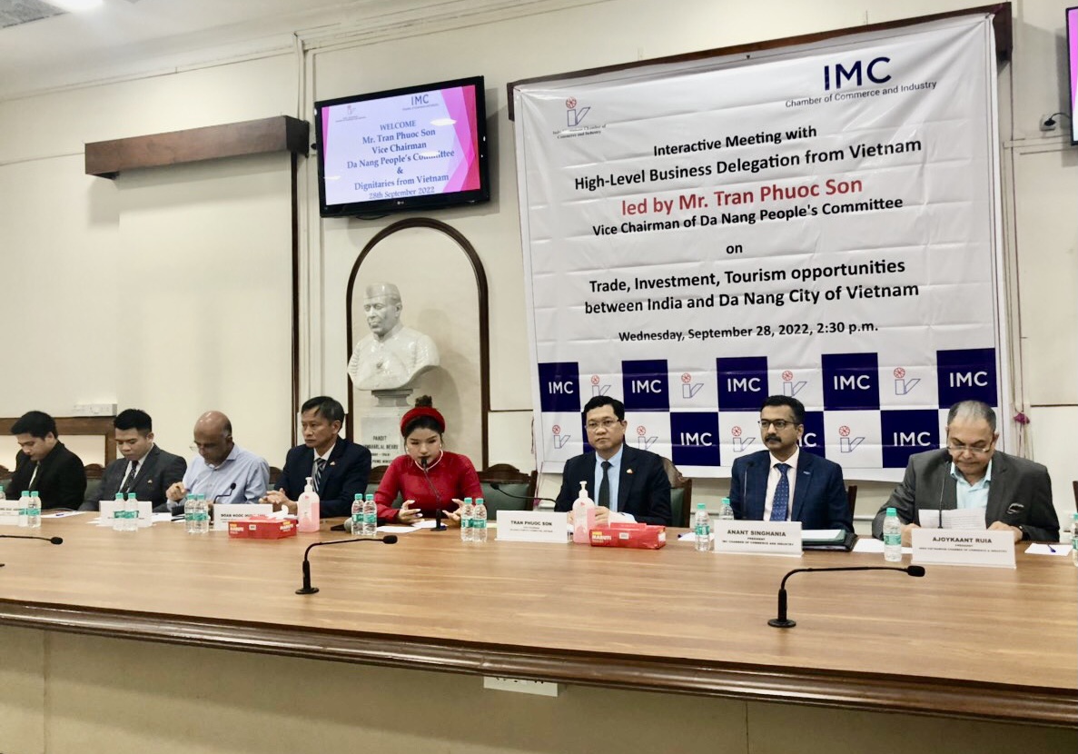 Phó Chủ tịch UBND TP. Đà Nẵng Trần Phước Sơn (người ngồi thứ 3 từ phải sang) làm việc với các doanh nghiệp Ấn Độ