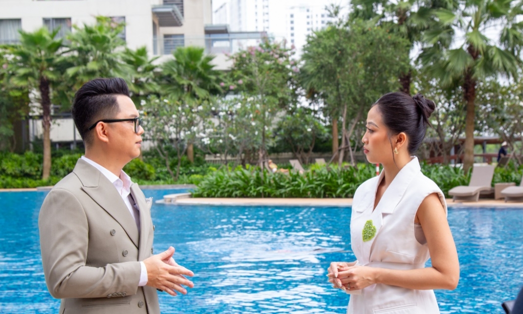 Đạo diễn Long Kan và MC Liêu Hà Trinh.