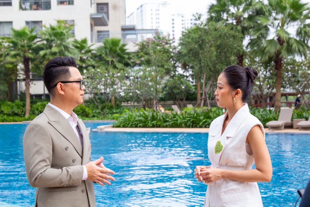 Đạo diễn Long Kan và MC Liêu Hà Trinh.