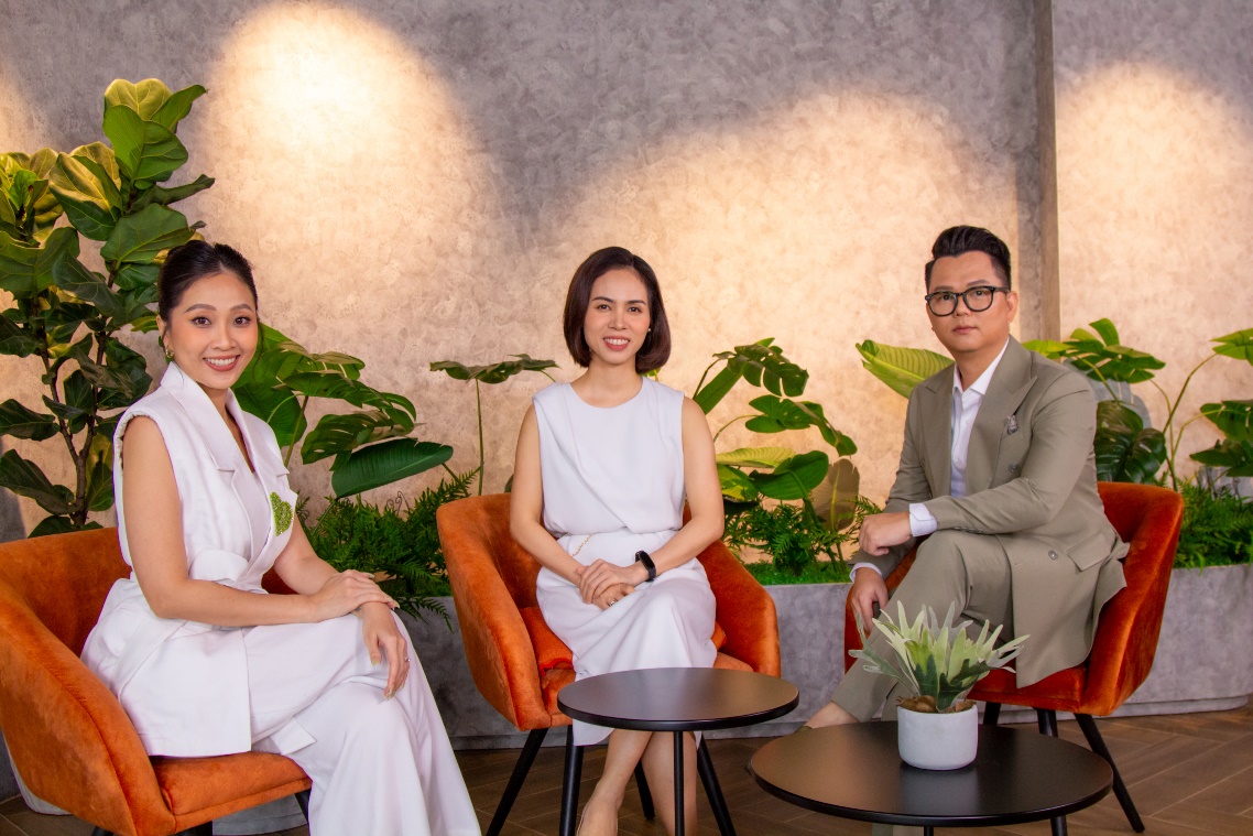 Chị Anna Trang Trần, đạo diễn Long Kan, v&agrave; MC Li&ecirc;u H&agrave; Trinh tại nh&agrave; mẫu Urban Green.