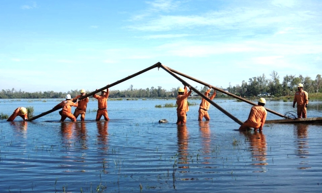 Công nhân Điện lực Quảng Nam khắc phục đường dây tải điện bị ngã đổ do bão số 4 (Noru)