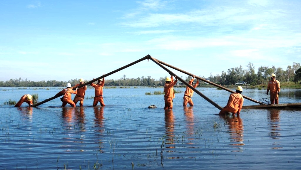 Công nhân Điện lực Quảng Nam khắc phục đường dây tải điện bị ngã đổ do bão số 4 (Noru)
