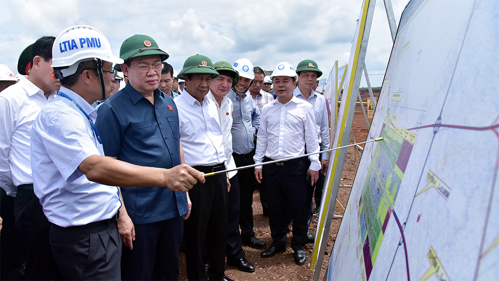 Chủ tịch Quốc hội đề nghị tất cả các cơ quan, từ Quốc hội đến Chính phủ, các bộ, ngành, địa phương, nhà thầu phải tập trung vào đây với tâm huyết và trách nhiệm cao nhất.