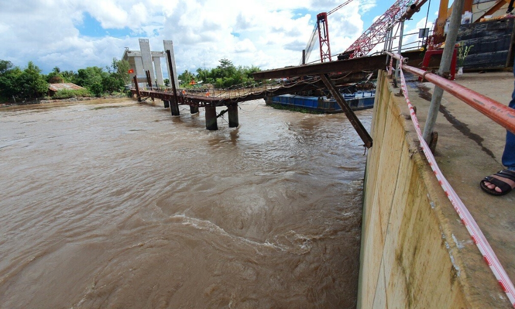 Vị trí xảy ra tai nạn là sàn công tác phụ trợ dùng tạo lối đi để tiếp cận bệ trụ và vận thăng phục vụ thi công tại trụ T16 cách mặt nước khoảng 1,5m.