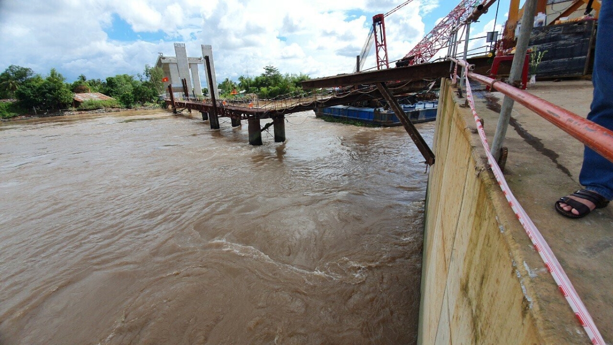 Vị trí xảy ra tai nạn là sàn công tác phụ trợ dùng tạo lối đi để tiếp cận bệ trụ và vận thăng phục vụ thi công tại trụ T16 cách mặt nước khoảng 1,5m.