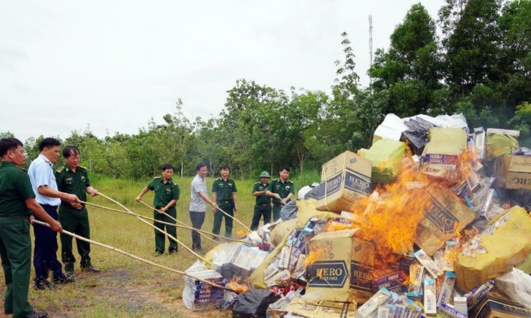 Lực lượng chức năng tỉnh Bình Phước tiêu hủy thuốc lá nhập lậu