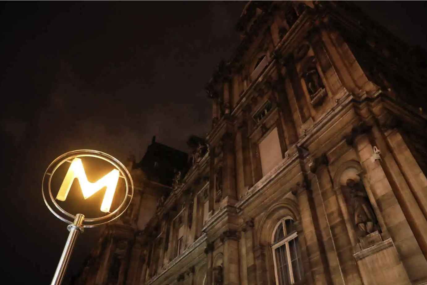Để tiết kiệm điện, thủ đô Paris của Pháp tắt điện sớm tại những nơi công cộng, gồm toà thị chính - Ảnh: FT.