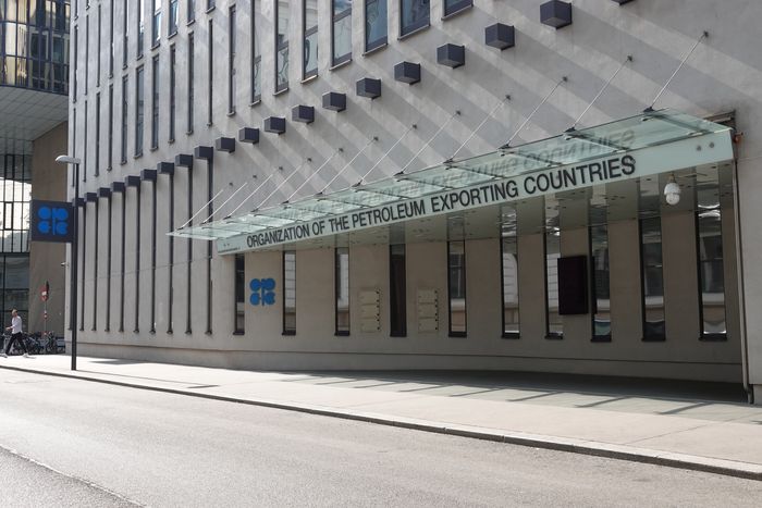 Việc OPEC  cắt giảm sản lượng cũng có thể đẩy nhanh những thay đổi về dòng chảy dầu – vốn đang có nhiều biến động sau khi chiến tranh Ukraine - Ảnh: AP