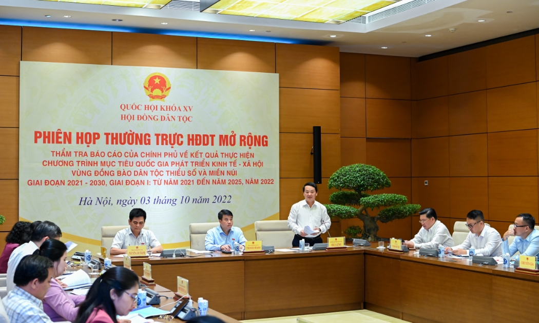 Thay mặt Chính phủ, Bộ trưởng, Chủ nhiệm Ủy ban Dân tộc Hầu A Lềnh ghi nhận đầy đủ ý kiến của các đại biểu, tiếp thu, giải trình một số nội dung đại biểu quan tâm xoay quanh Báo cáo của Chính phủ.