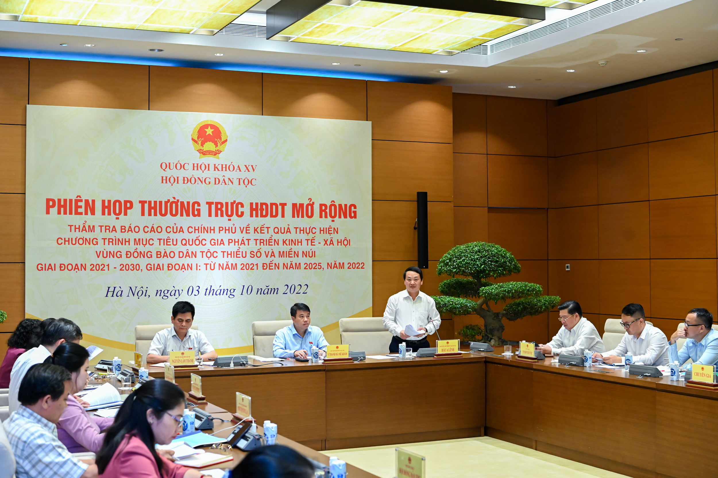 Thay mặt Chính phủ, Bộ trưởng, Chủ nhiệm Ủy ban Dân tộc Hầu A Lềnh ghi nhận đầy đủ ý kiến của các đại biểu, tiếp thu, giải trình một số nội dung đại biểu quan tâm xoay quanh Báo cáo của Chính phủ.