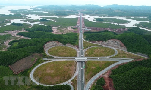 Quảng Ninh yêu cầu đẩy nhanh tiến độ xây dựng các trạm dừng nghỉ trên cao tốc Vân Đồn – Móng Cái