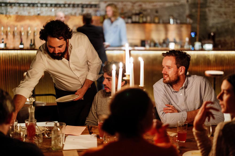 Một nhà hàng ở Bỉ thắp nến để tiết kiệm điện hôm 28/9 - Ảnh: AP.