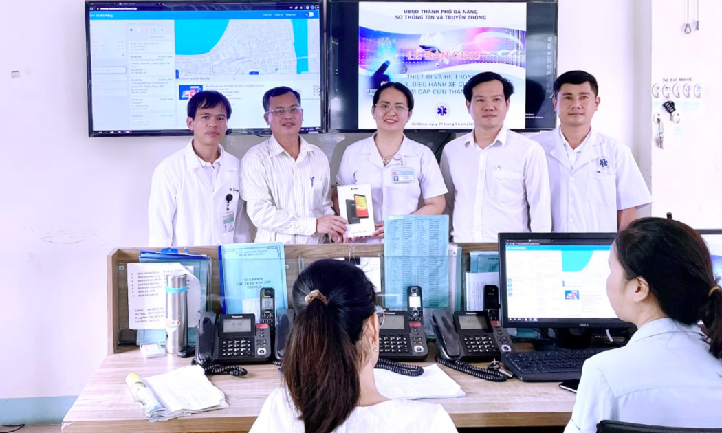 Ông Trần Ngọc Thạch, Phó Giám đôc Sở TTTT Đà Nẵng tiếp nhận máy tính bảng do Công ty Trung Nam tài trợ để lắp đặt trên xe cấp cứu 115 TP. Đà Nẵng.