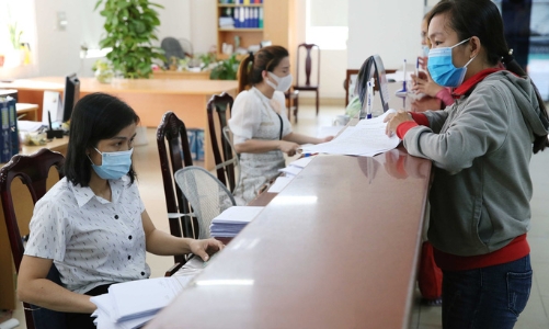 Ngăn “làn sóng” nghỉ việc, Hà Nội tính tăng thu nhập cho công chức, viên chức