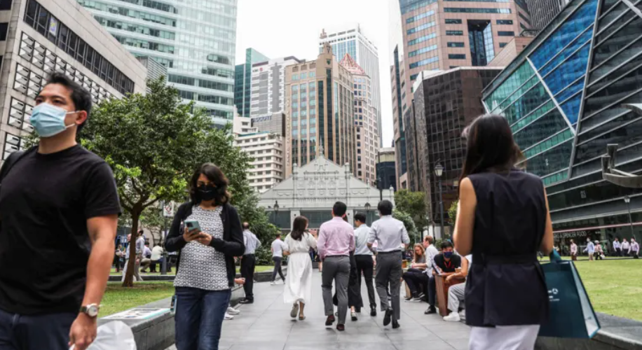 Để bắt kịp với c&aacute;c nước l&aacute;ng giềng, Nhật Bản cũng dự kiến mở rộng chương tr&igrave;nh thị thực d&agrave;nh cho lao động tay nghề cao - Ảnh: Reuters