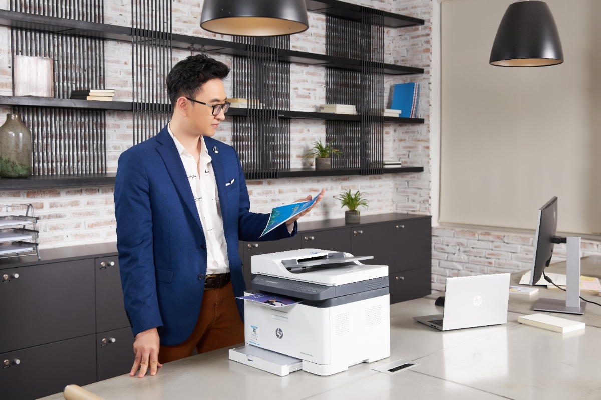 Những chiếc m&aacute;y in đa chức năng như 179fnw gi&uacute;p doanh nghiệp c&oacute; thể copy, scan m&agrave;u v&agrave; fax chứng từ, hỗ trợ th&ecirc;m cho phần chuyển đổi số được nhanh ch&oacute;ng v&agrave; dễ d&agrave;ng hơn m&agrave; thiết kế để b&agrave;n nhỏ gọn kh&ocirc;ng tốn qu&aacute; nhiều diện t&iacute;ch.