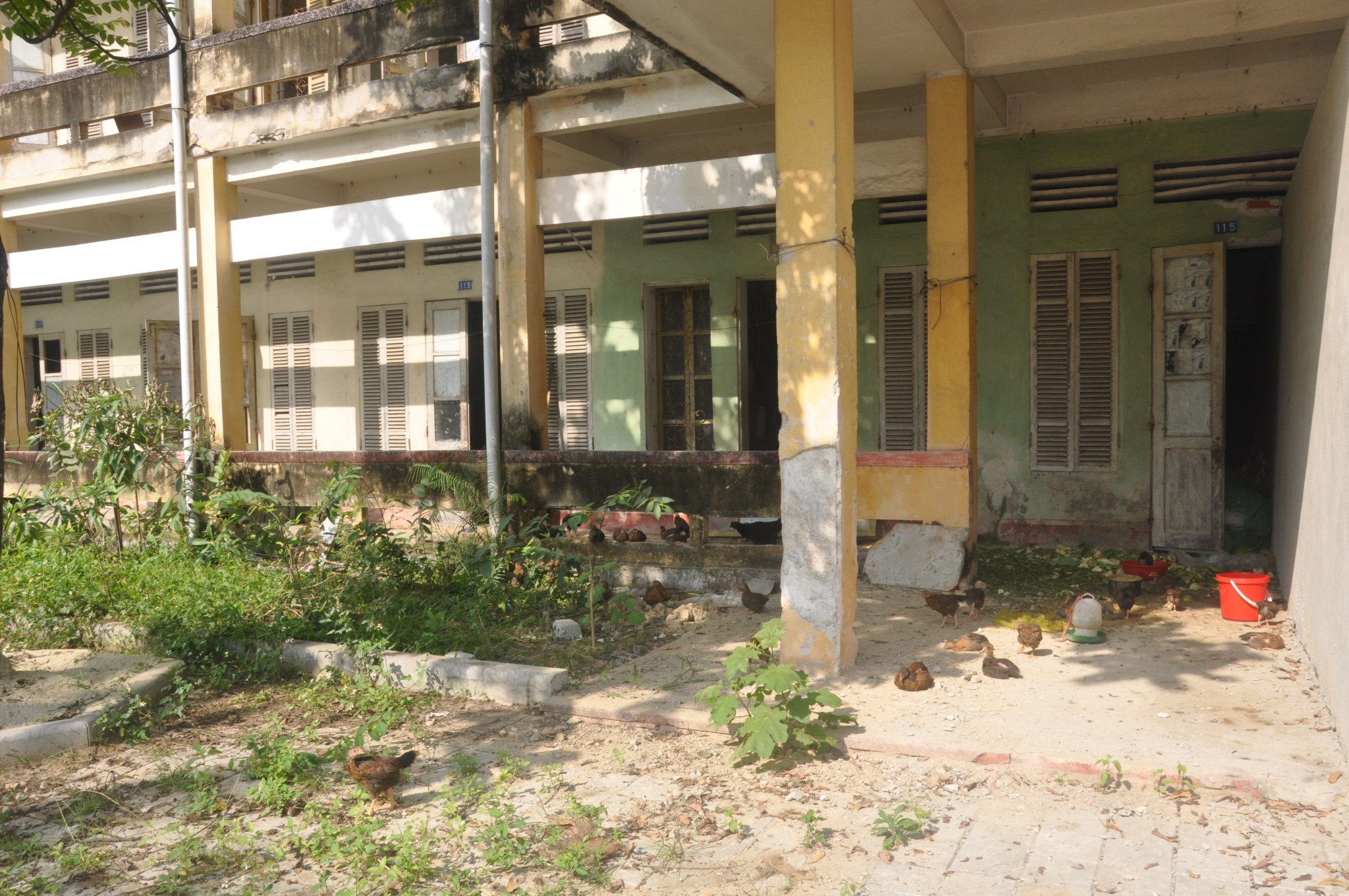 D&atilde;y ph&ograve;ng học bỏ hoang tại Trường PTTH chuy&ecirc;n Lam Sơn