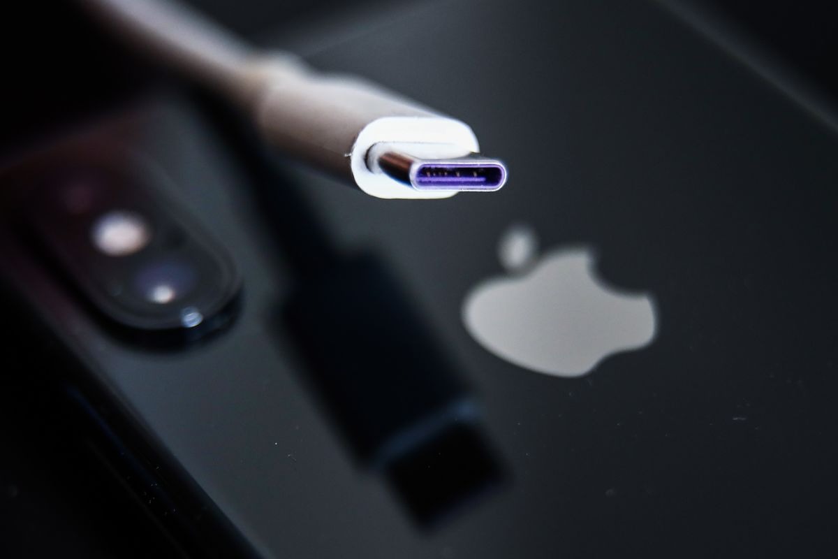 Các thiết bị của Apple sử dụng một cổng sạc duy nhất và công ty sản xuất cáp sạc riêng cho iPhone sử dụng cổng kết nối Lightning.