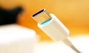 Quyết định này sẽ gây áp lực không nhỏ lên Apple, đặc biệt là hãng sản xuất cáp sạc chỉ tương thích với các thiết bị của Apple