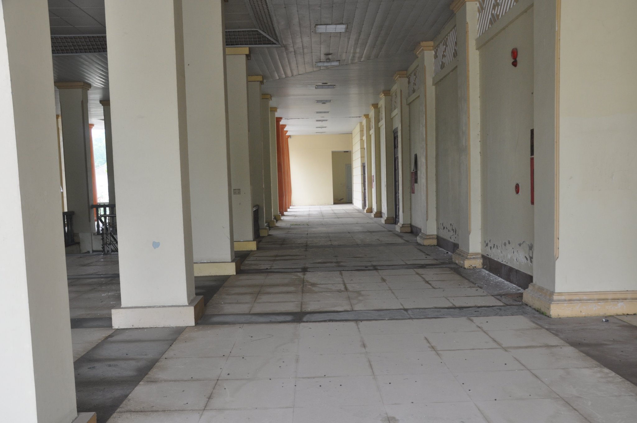 H&agrave;nh lang t&ograve;a nh&agrave; đ&atilde; xuống cấp