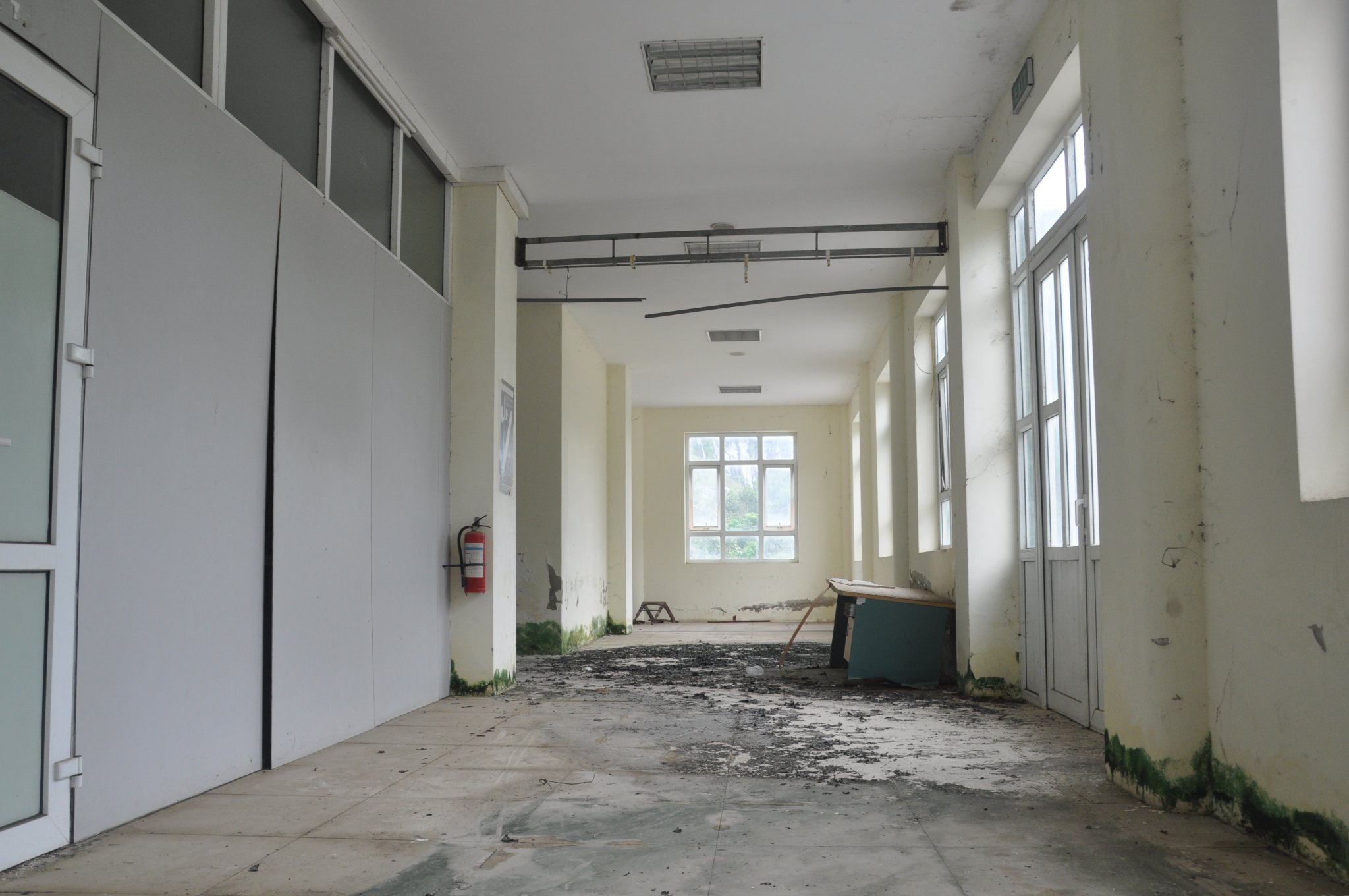 Nhiều hạng mục đ&atilde; hư hỏng nặng