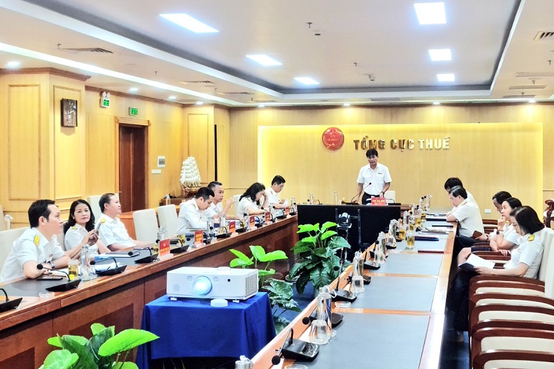 Phó Tổng cục trưởng Đặng Ngọc Minh báo cáo tại hội nghị giao ban từ đầu cầu trực tuyến tại Tổng cục Thuế.