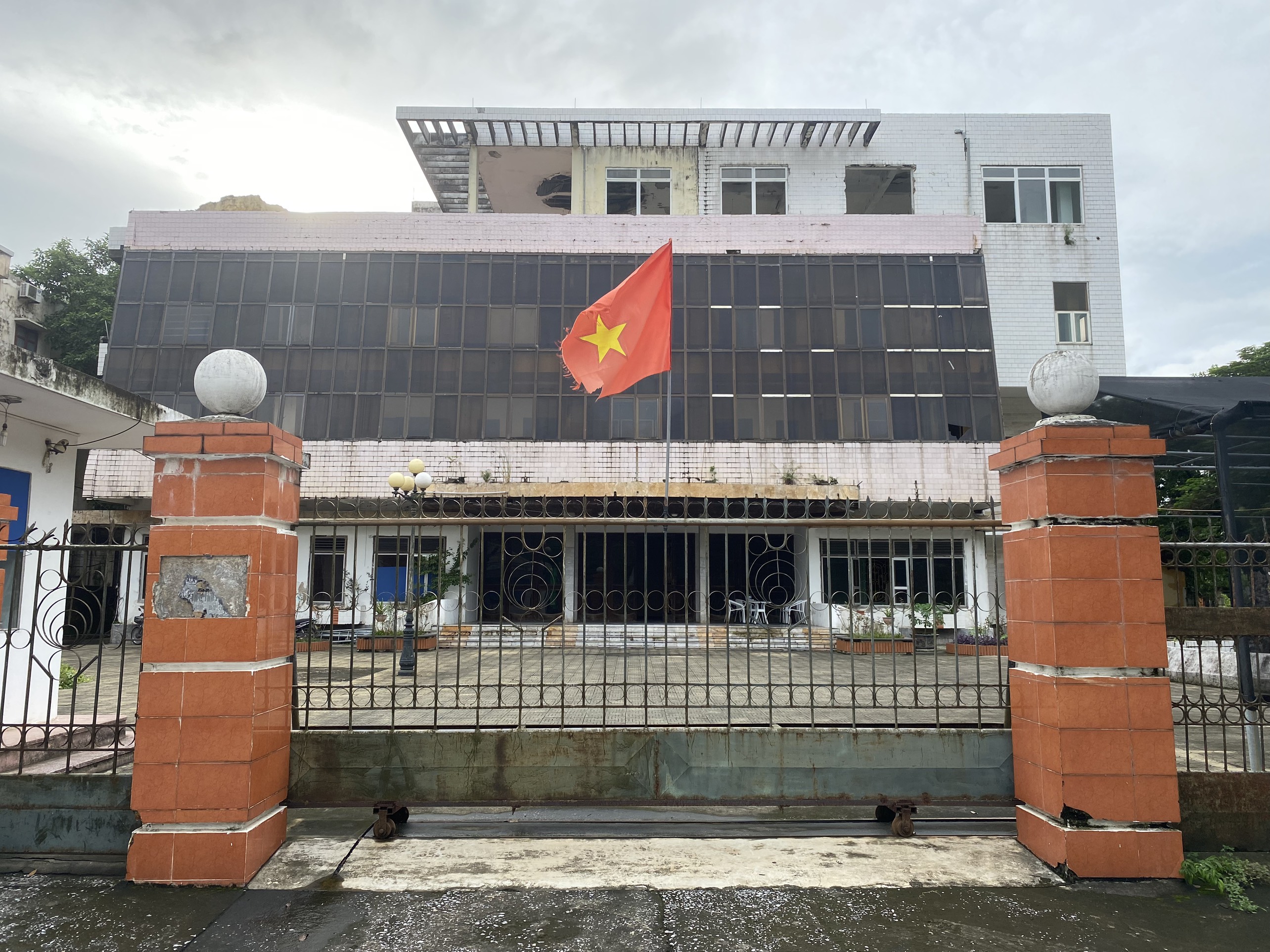 Trụ sở cũ Truyền hình Thanh Hóa bỏ hoang trên phố Hạc Thành