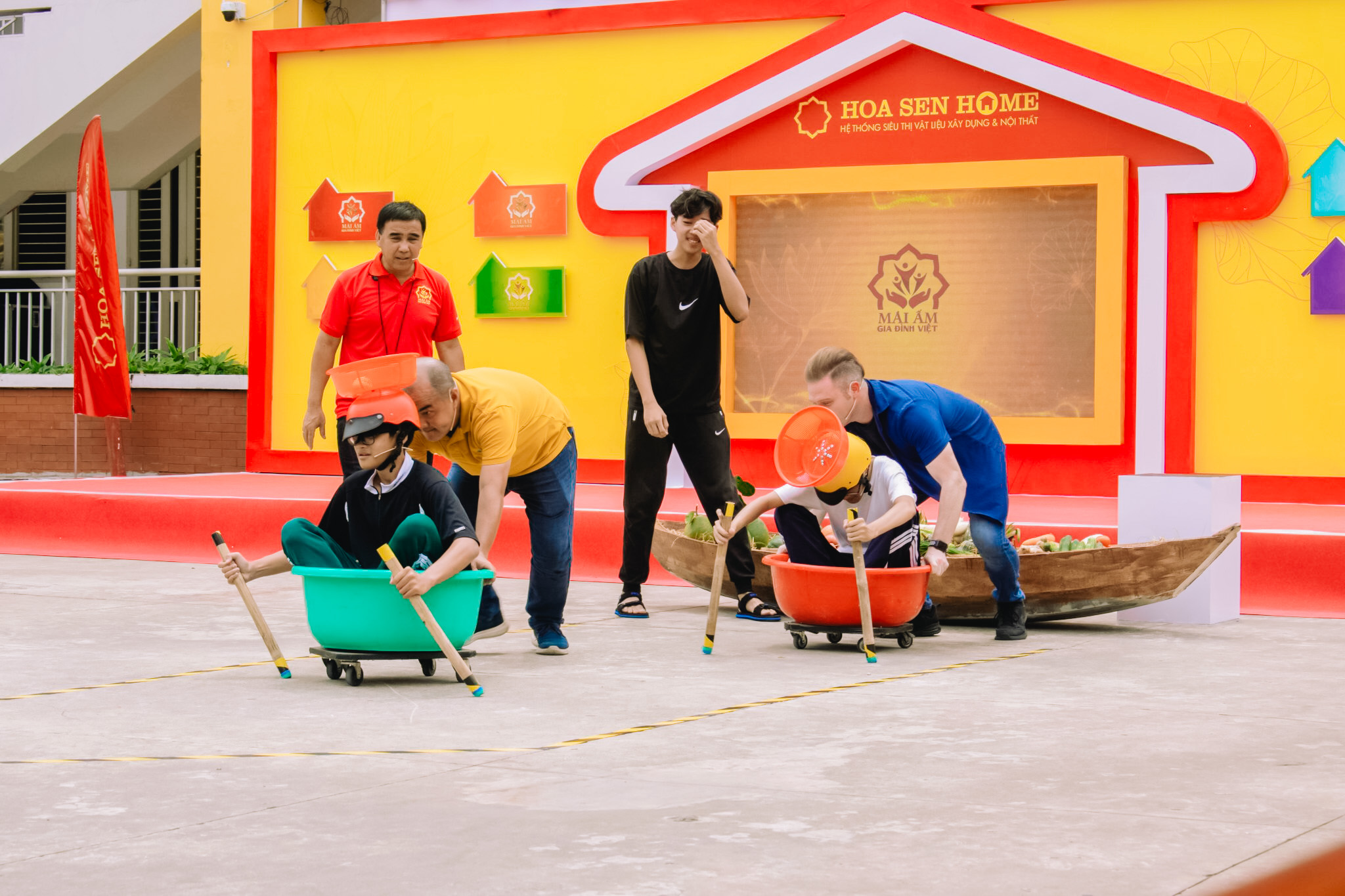 Các nghệ sĩ dốc sức và phối hợp ăn ý cùng nhau, quyết tâm mang về số tiền thưởng giá trị cho các gia đình khó khăn.