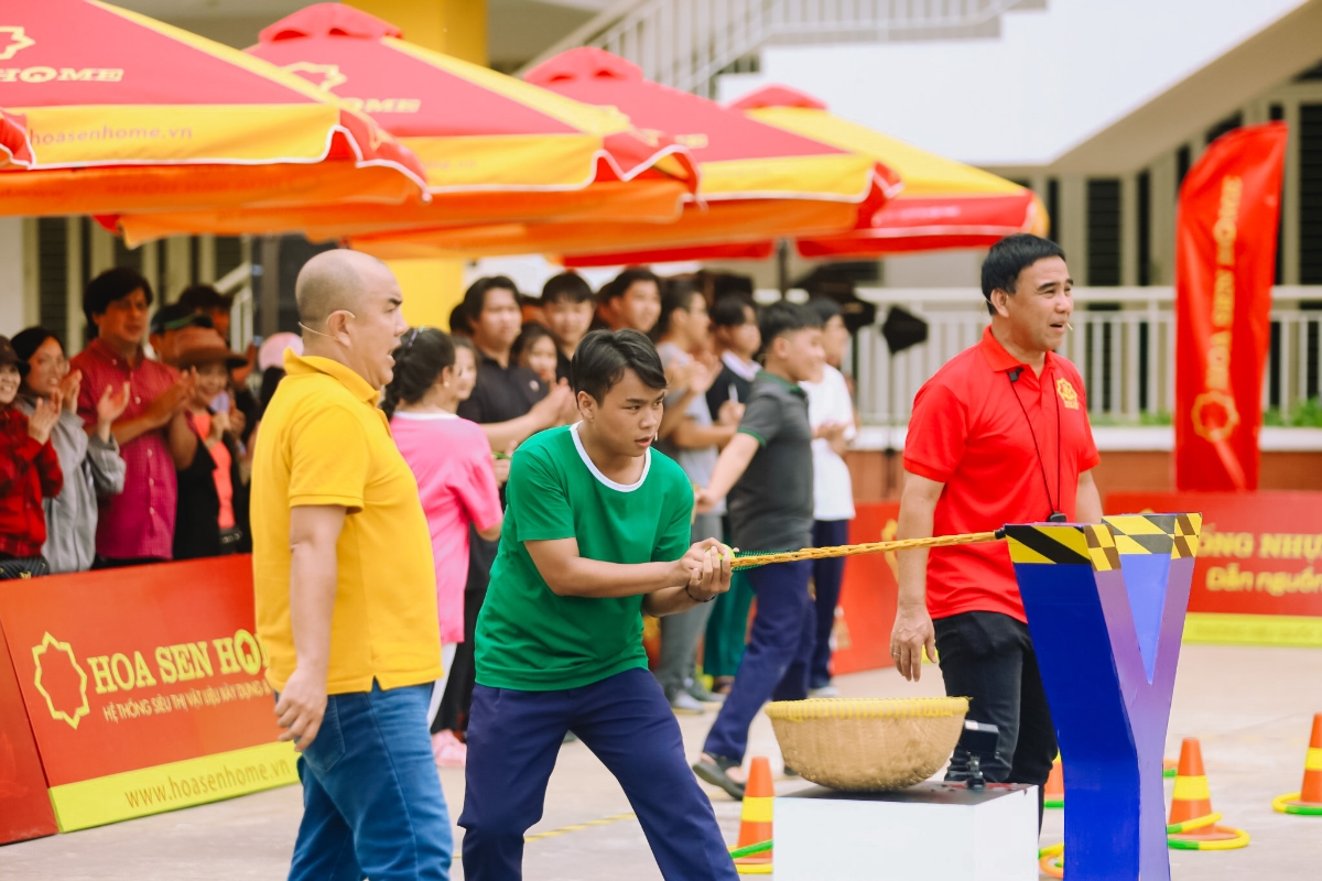 Nghệ sĩ Quyền Linh v&agrave; Quốc Thuận lu&ocirc;n tiếp sức cho c&aacute;c em nhỏ khi thực hiện thử th&aacute;ch.