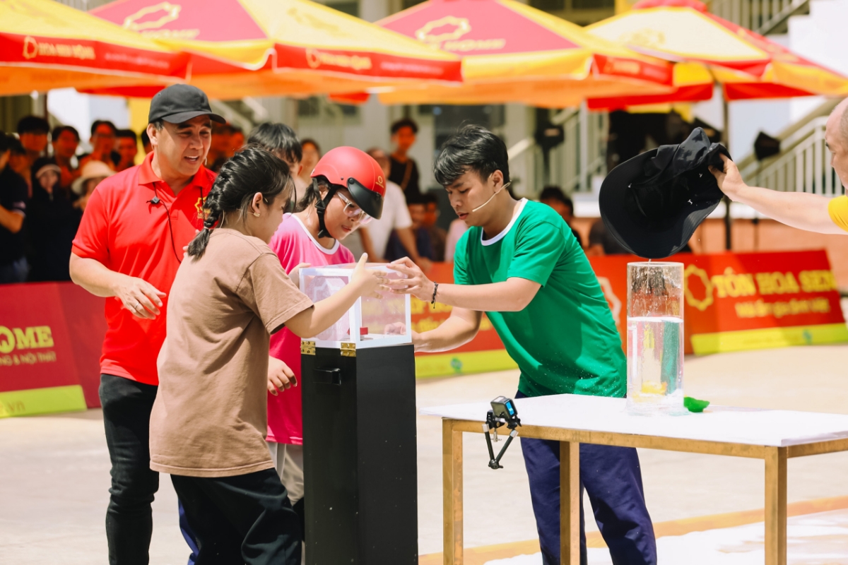 Gia đ&igrave;nh b&eacute; Tuyền Định về đ&iacute;ch v&agrave; được r&uacute;t 2 bảng logo tiền thưởng từ chương tr&igrave;nh