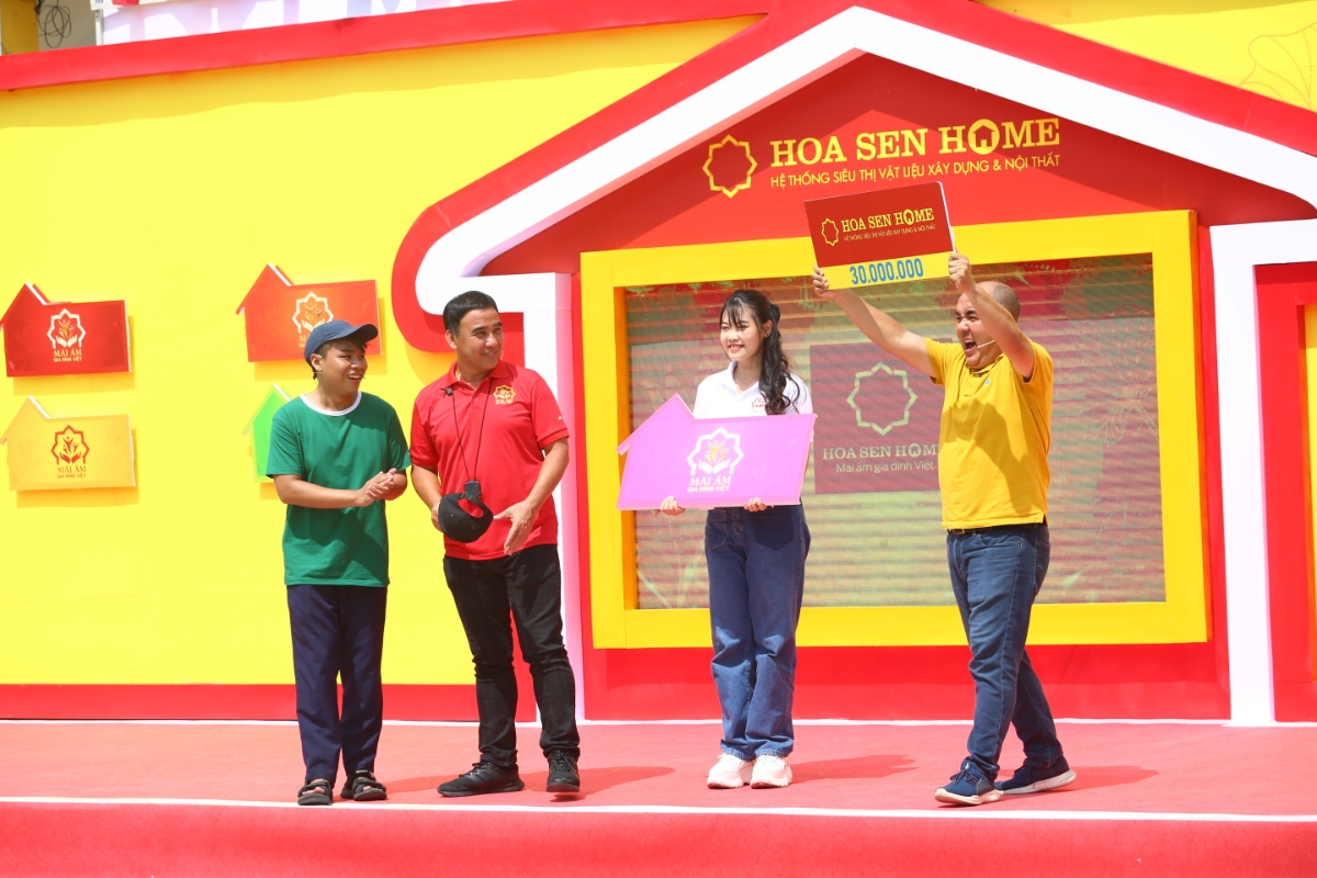 Nghe theo sự phán đoán của các nghệ sĩ, gia đình bé Tuyền Định rút được 2 bảng logo với tổng giá trị tiền thưởng 60 triệu đồng 