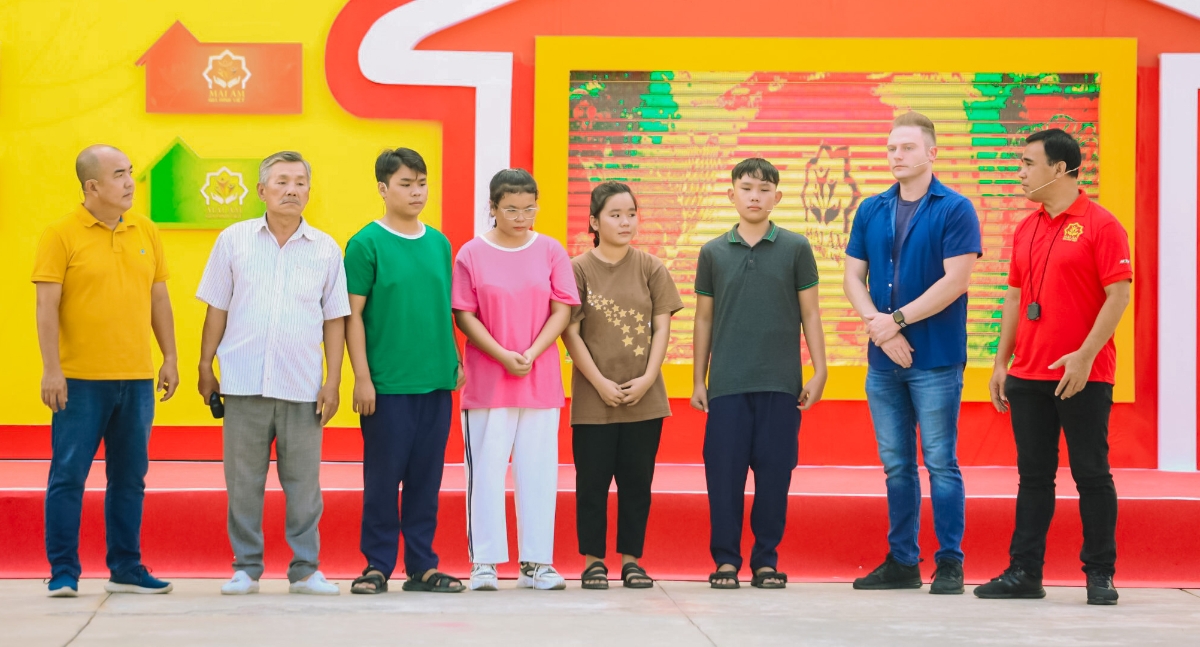 Những giọt nước mắt x&oacute;t xa đ&atilde; h&oacute;a th&agrave;nh hạnh ph&uacute;c khi gia đ&igrave;nh b&eacute; Tuyền Định gi&agrave;nh chiến thắng trong Tập 1 - M&aacute;i ấm gia đ&igrave;nh Việt.