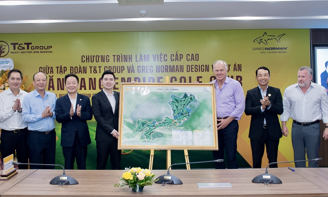 Huyền thoại Greg Norman thực hiện cú swing đầu tiên tại sân golf Văn Lang Empire.