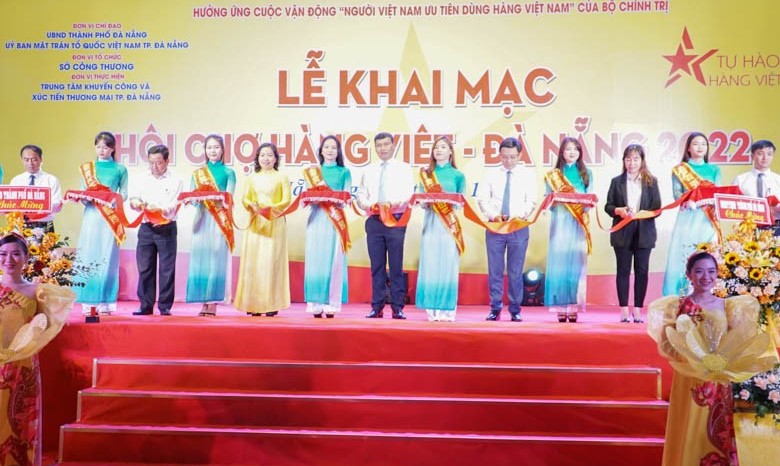 Ông Hồ Kỹ Minh, Phó Chủ tịch UBND TP. Đà Nẵng cùng các doanh nghiệp cắt băng Khai mạc Hội chợ hàng Việt-Đà Nẵng 2022
