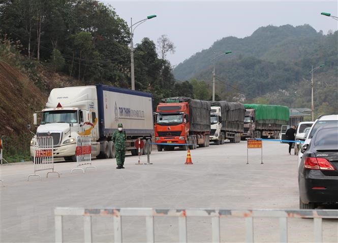 Lợi dụng tình trạng ùn ứ phương tiện, nhiều đối tượng đã móc nối, cấu kết, "làm luật" tại cửa khẩu.