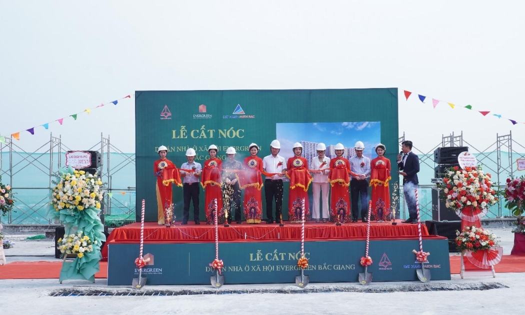 Đại diện liên doanh chủ đầu tư tham gia nghi thức cất nóc.