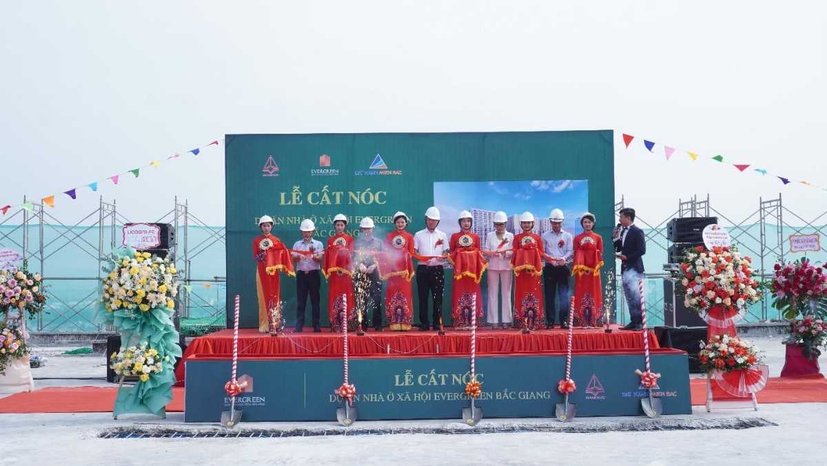 Đại diện liên doanh chủ đầu tư tham gia nghi thức cất nóc.