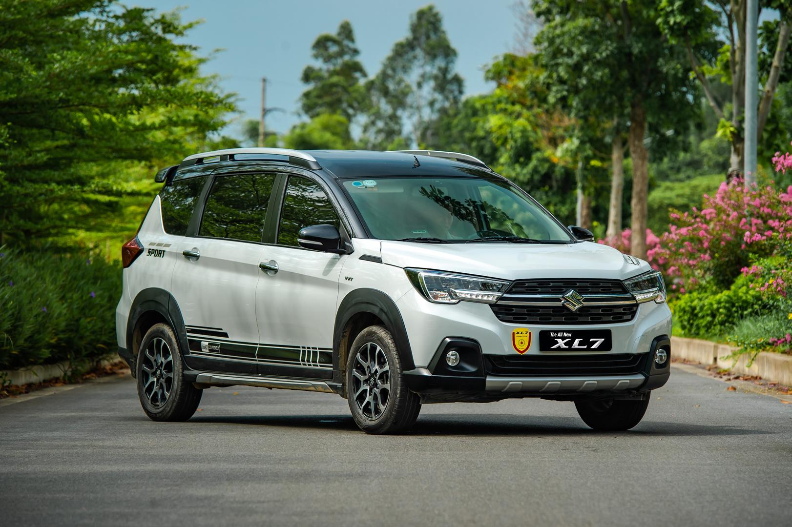 Anh Mạnh dành lời khen ngợi cho kiểu dáng và diện mạo thu hút đầy cá tính của mẫu xe Suzuki XL7.