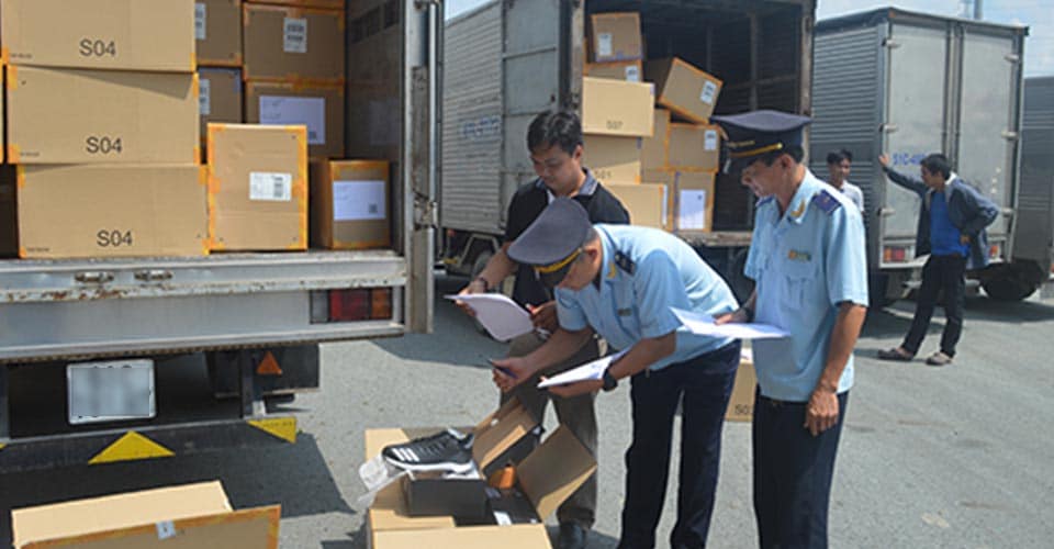 Nguy&ecirc;n, vật liệu nhập khẩu phục vụ cho sản xuất của TP.HCM tăng cao.