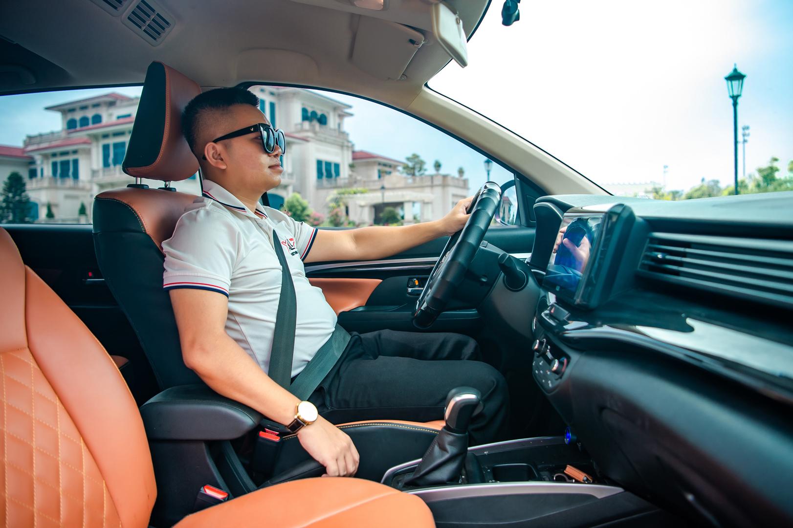 Suzuki XL7 có khoang ngồi đặc biệt rộng rãi tạo cảm giác thoải mái và tiện nghi khi lái xe.