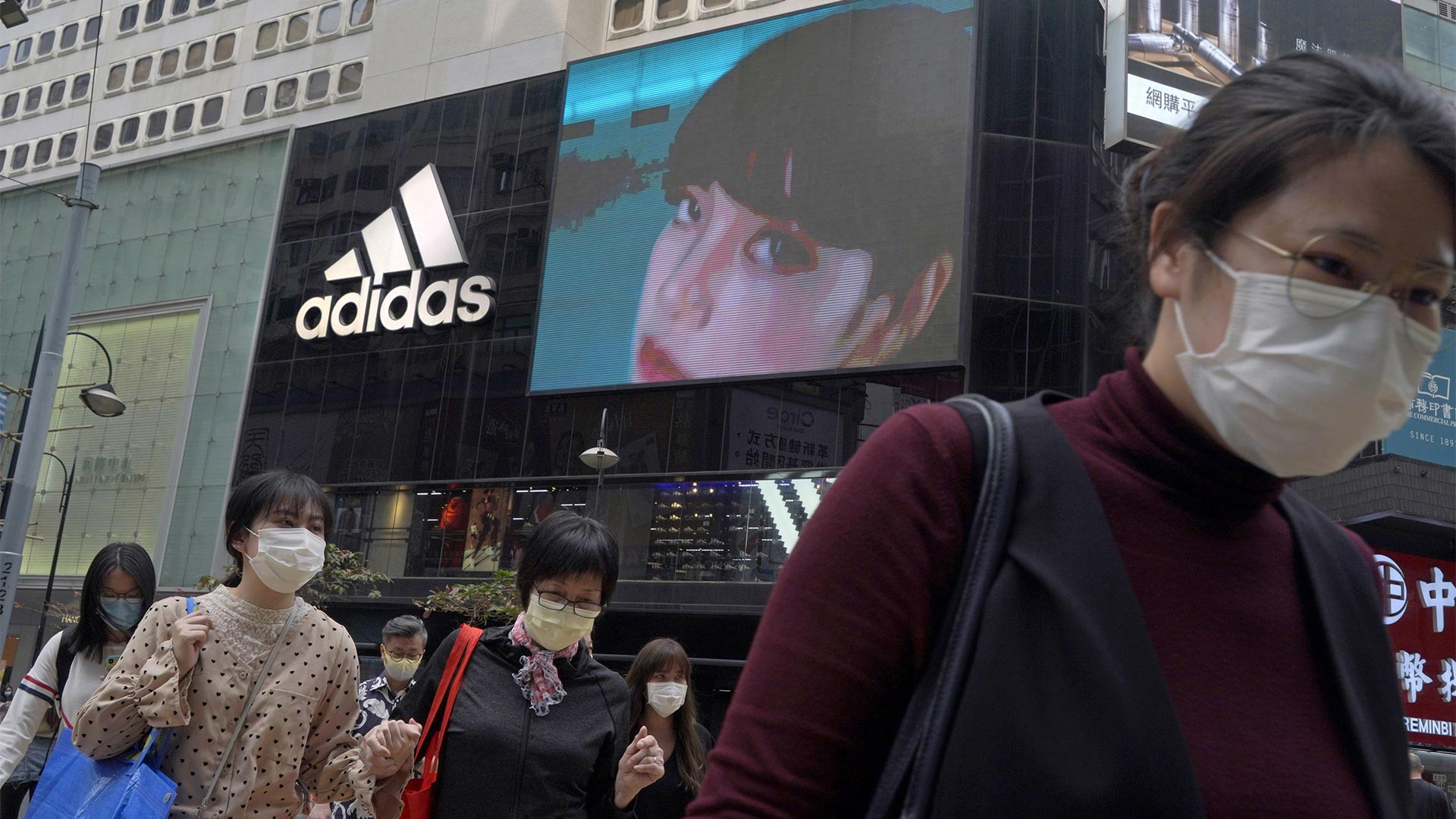 Khả năng doanh số tại thị trường Trung Quốc của Adidas cũng kh&oacute; phục hồi trong ngắn hạn.