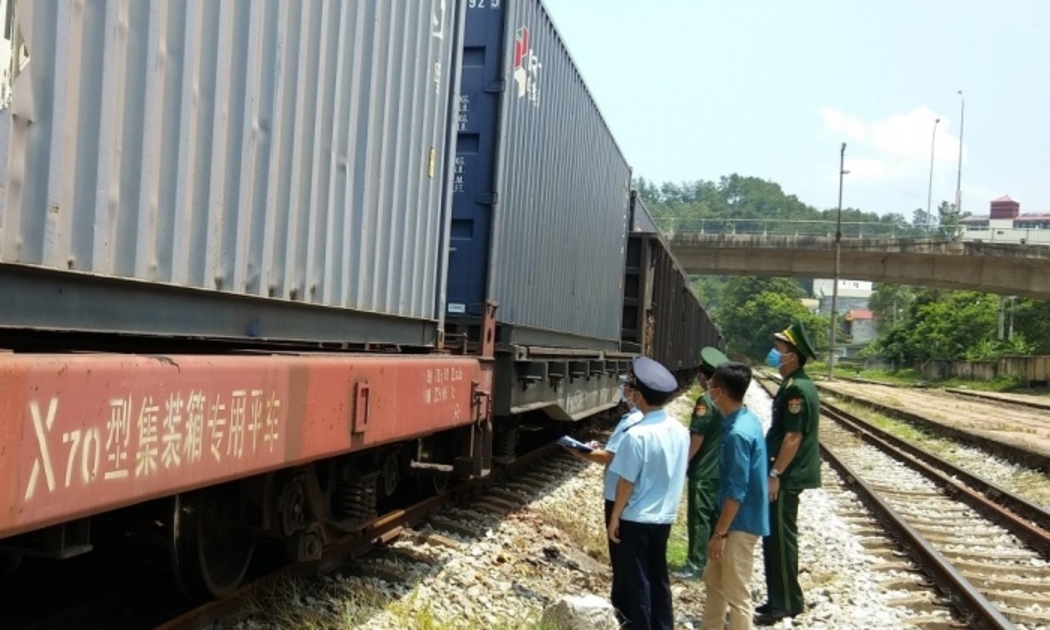 Tốc độ thông quan hàng hóa bằng đường sắt thuận lợi hơn so với cửa khẩu đường bộ.