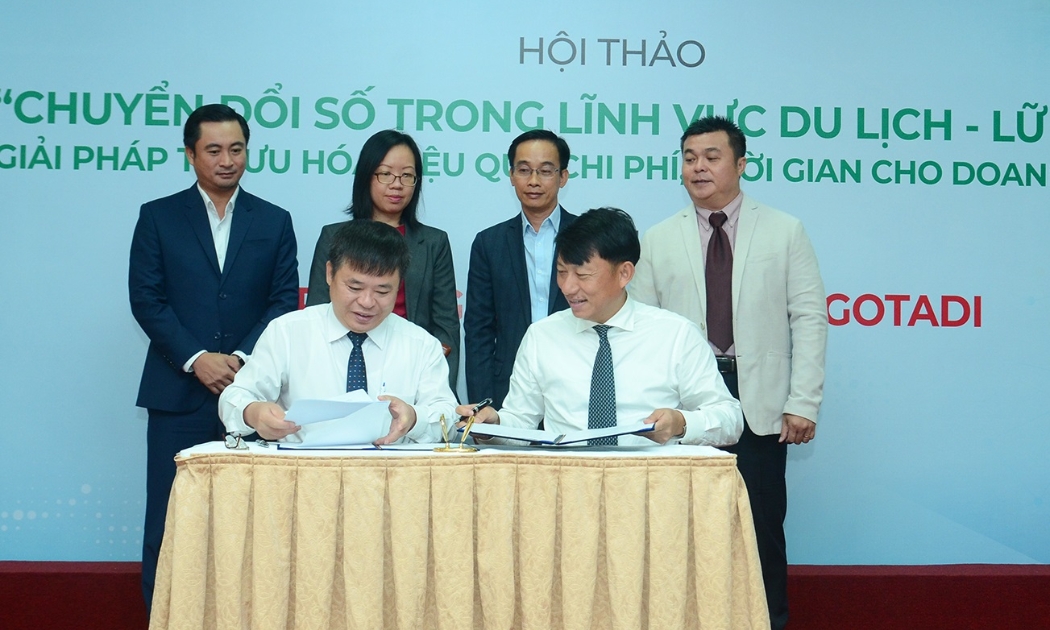Ông Trần Ngọc Liêm, Giám đốc VCCI-HCM và ông Ngô Minh Đức, Chủ tịch tập đoàn HG Holdings (đơn vị chủ quản Gotadi) cùng ký kết hợp tác. 