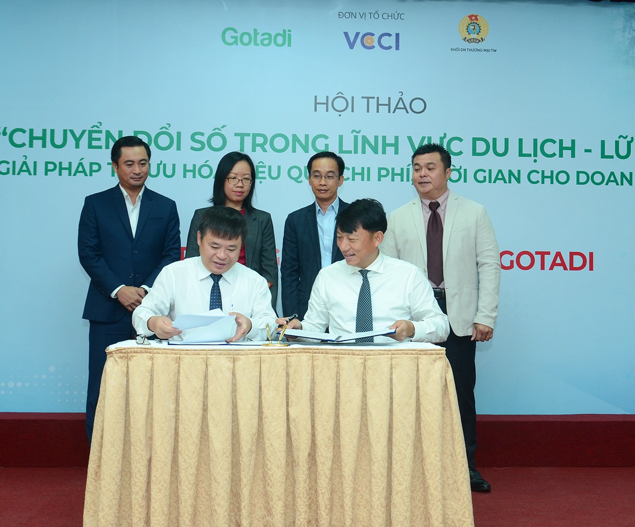 Ông Trần Ngọc Liêm, Giám đốc VCCI-HCM và ông Ngô Minh Đức, Chủ tịch tập đoàn HG Holdings (đơn vị chủ quản Gotadi) cùng ký kết hợp tác. 