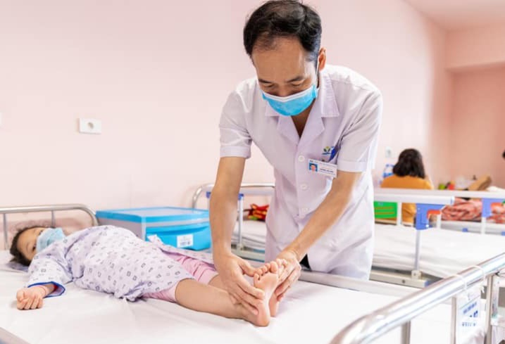 Nhân viên y tế chăm sóc bệnh nhân. Ảnh: Đình Anh 