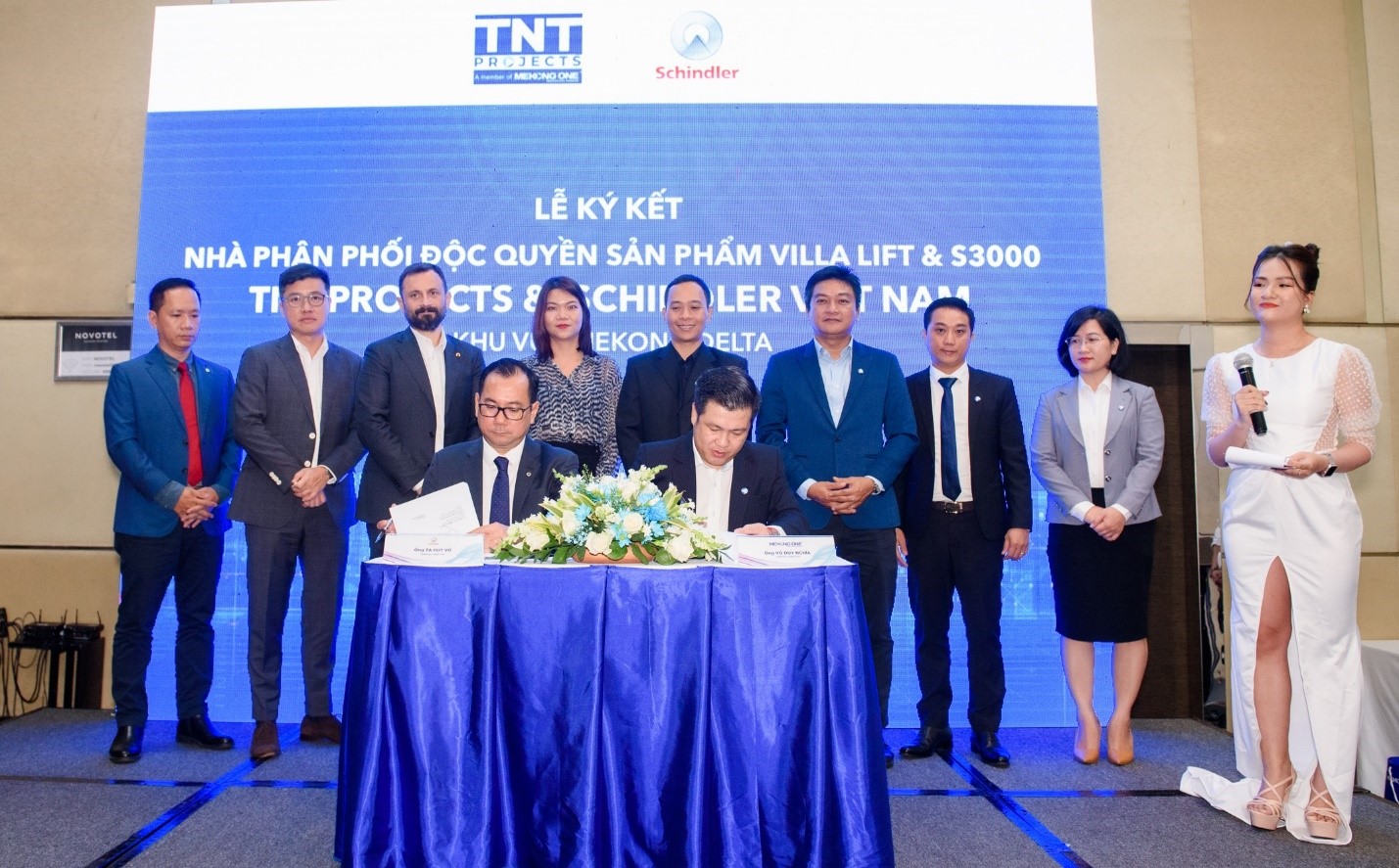 Ông Tạ Huy Vũ, Tổng giám đốc Schindler Việt Nam (bên trái) và ông Võ Duy Nghĩa, Chủ tịch HĐTV TNT Projects ký kết thoả thuận hợp tác chiến lược