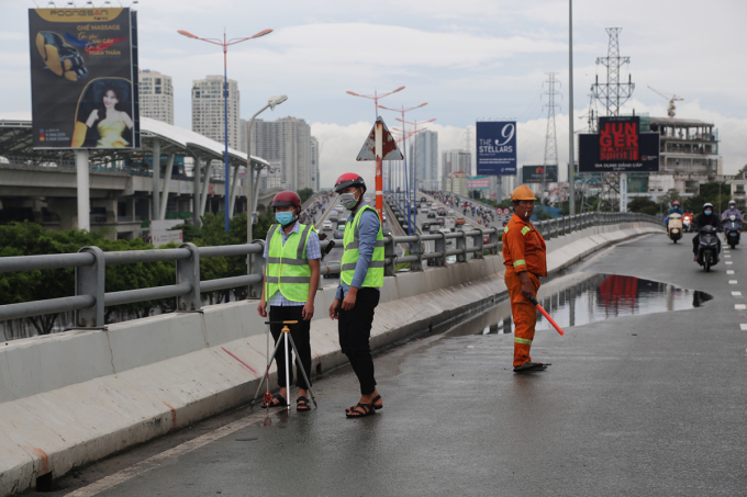 Một đoạn mặt cầu vượt Nguyễn Hữu Cảnh bị v&otilde;ng, v&ecirc;nh, đọng nước. Ảnh: Gia Minh.