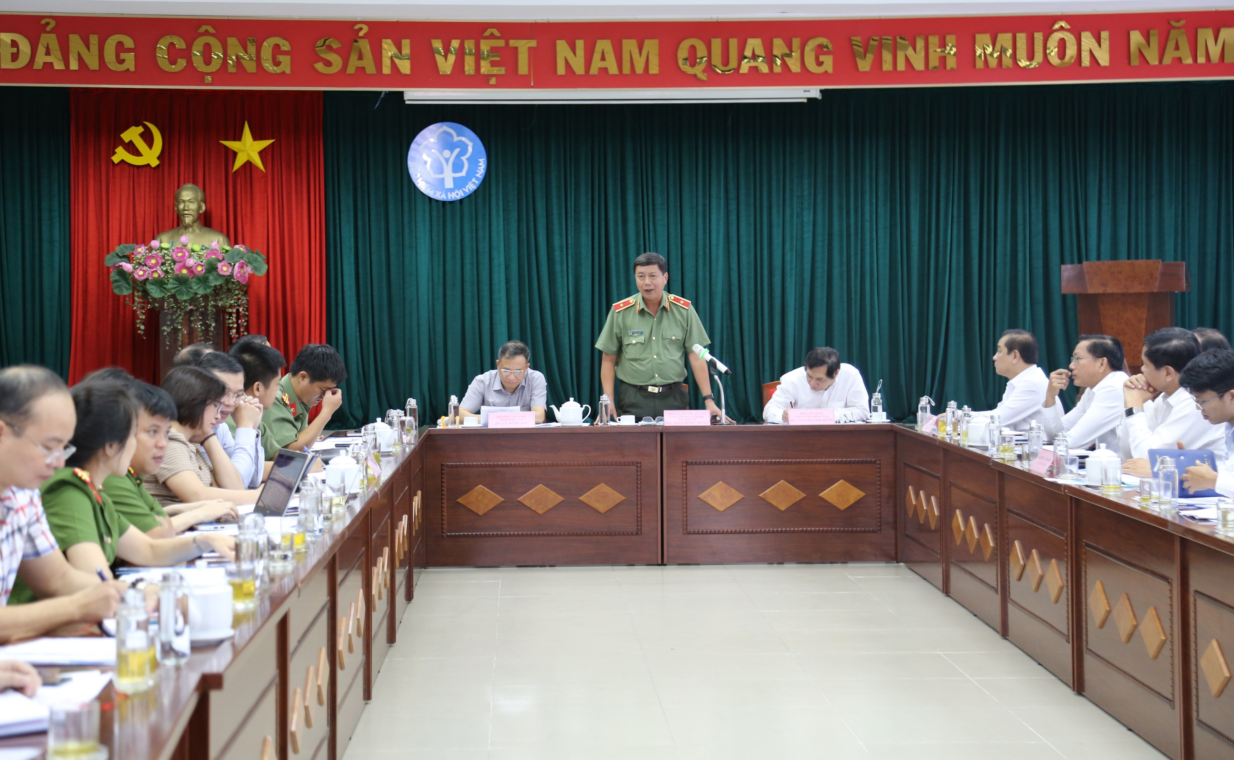 Thiếu tướng Trần Đình Chung, Phó Cục trưởng Cục An ninh chính trị nội bộ (Bộ Công an) phát biểu trong chương trình làm việc tại tỉnh Đồng Nai. Ảnh - BHXH Việt Nam.