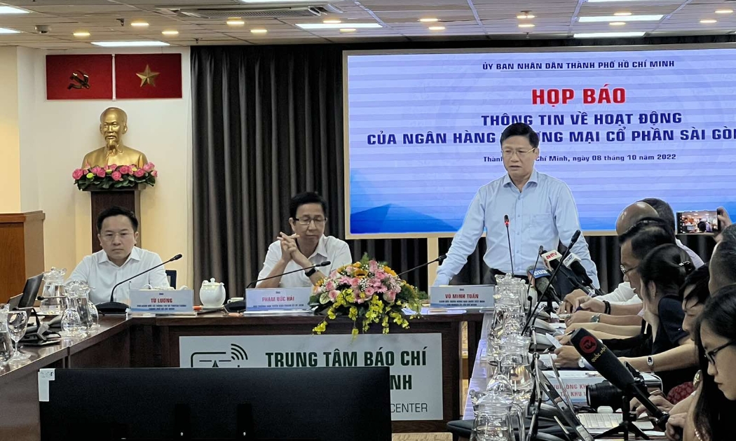 Ông Võ Minh Tuấn, Giám đốc Ngân hàng Nhà nước Việt Nam chi nhánh TP.HCM (người đứng) tại Họp báo thông tin hoạt động ngân hàng SCB chiều 8/10.