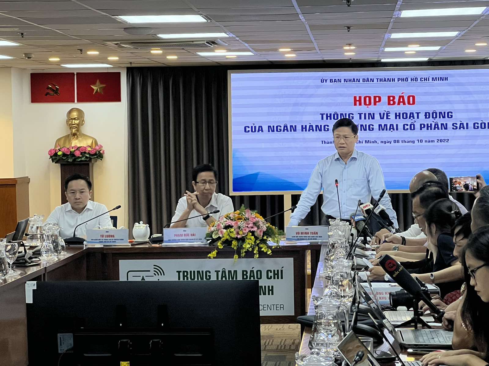 Ông Võ Minh Tuấn, Giám đốc Ngân hàng Nhà nước Việt Nam chi nhánh TP.HCM (người đứng) tại Họp báo thông tin hoạt động ngân hàng SCB chiều 8/10.